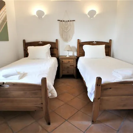 Villa Sleeps 6 Air Con Wifi T608011